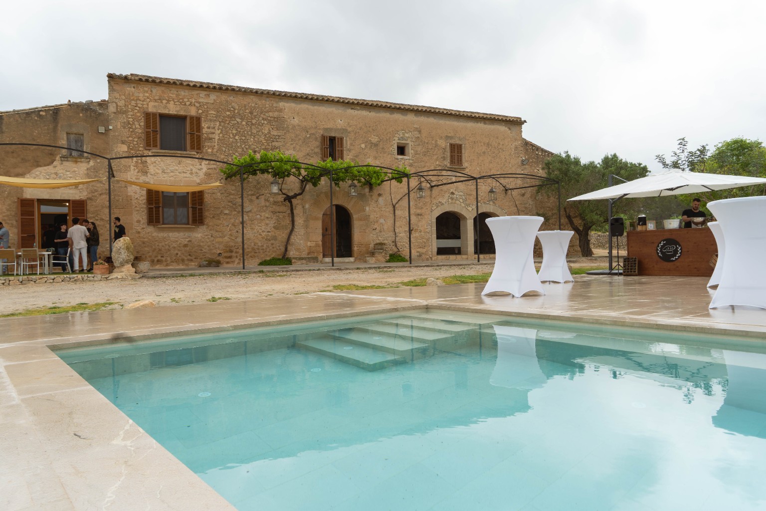 Piscina, fachada histórica y paisaje preparados para un encuentro en Son Pons