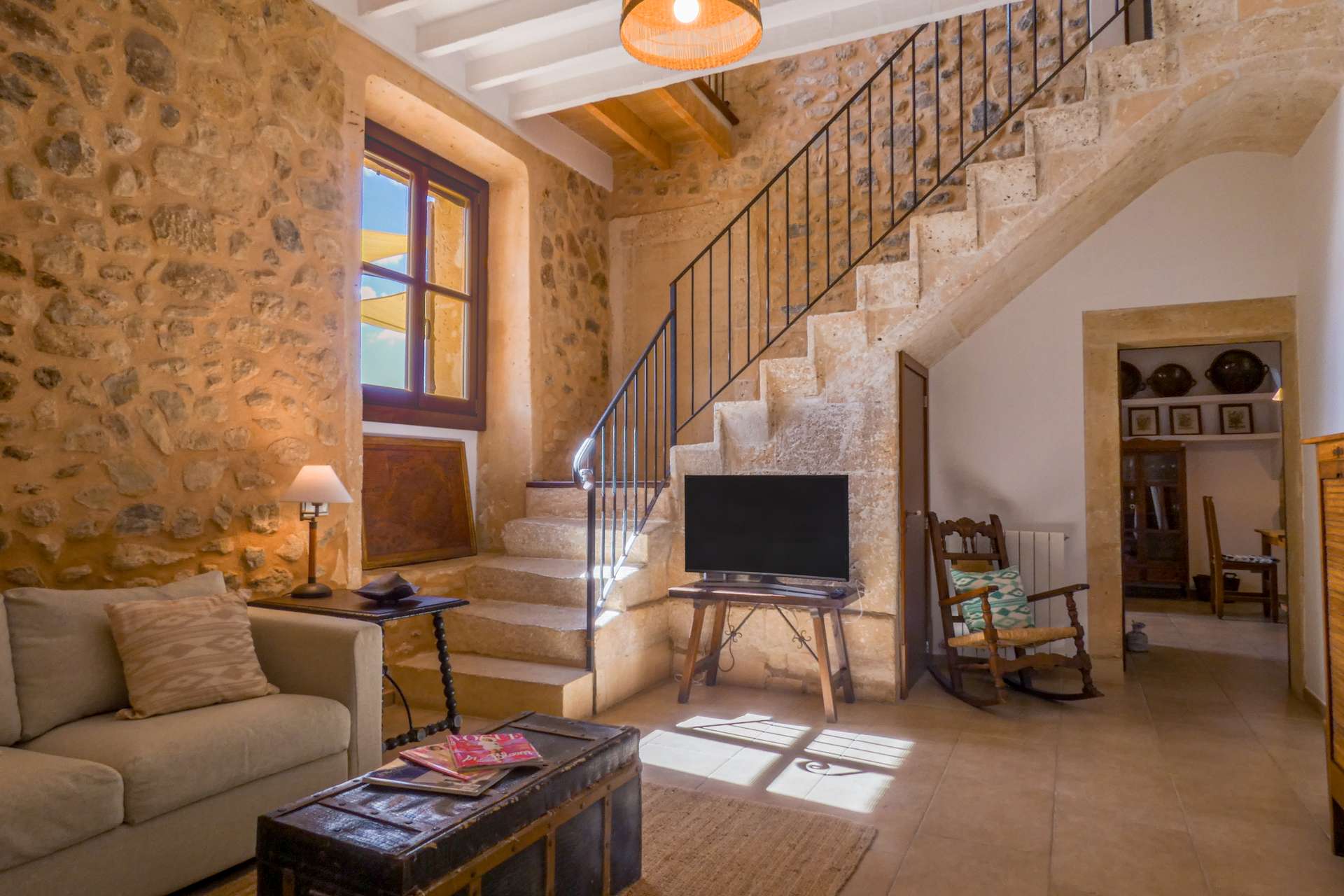 Salón de piedra y escalera histórica