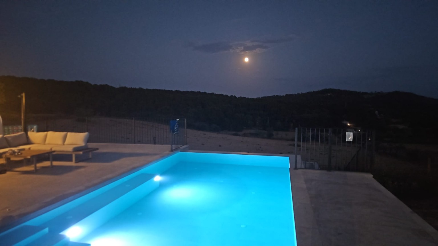 Piscina de Son Pons bajo la luna