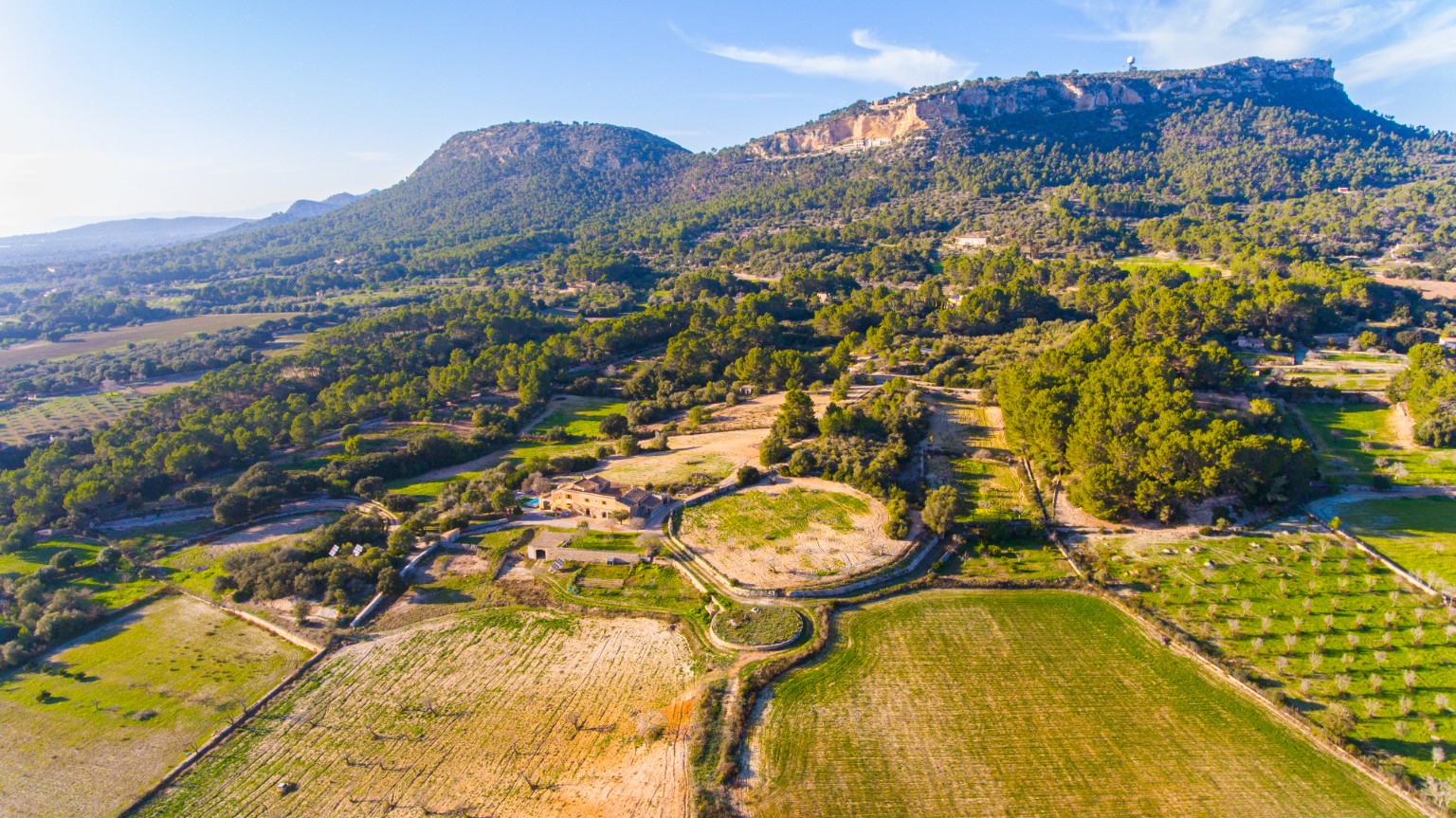 Son Pons dentro de un extenso paisaje de campos y montaña