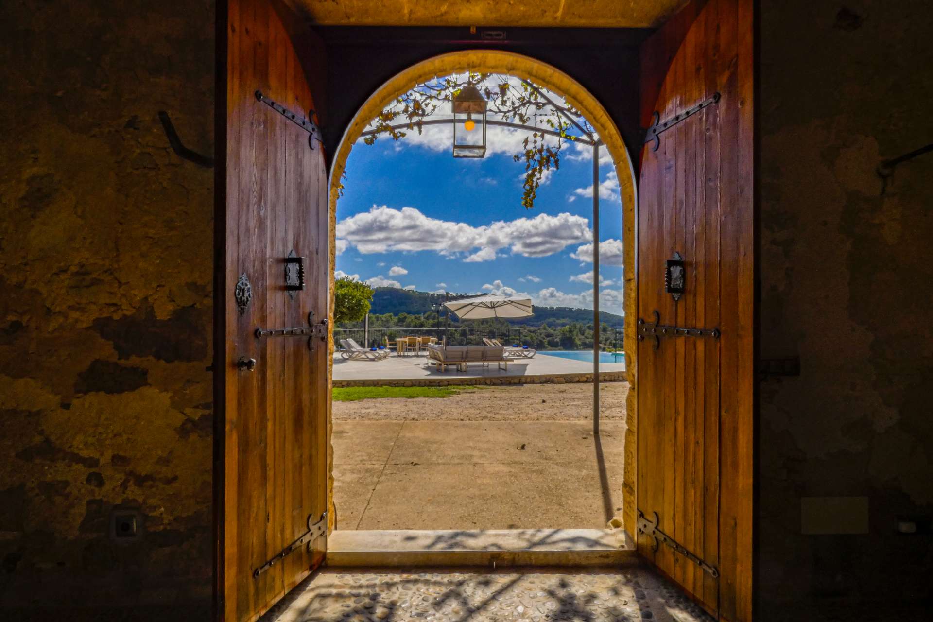 Arco de marés abierto hacia la piscina y el paisaje